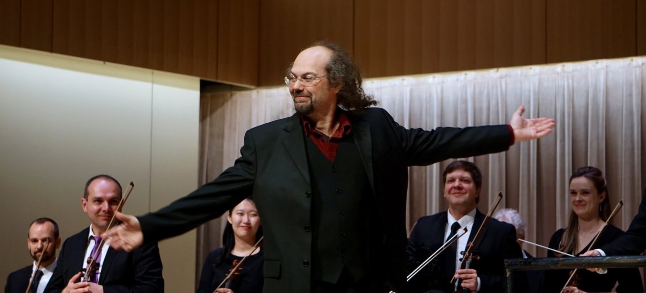Octavio Vázquez acknowledging the audience after an orchestral performance