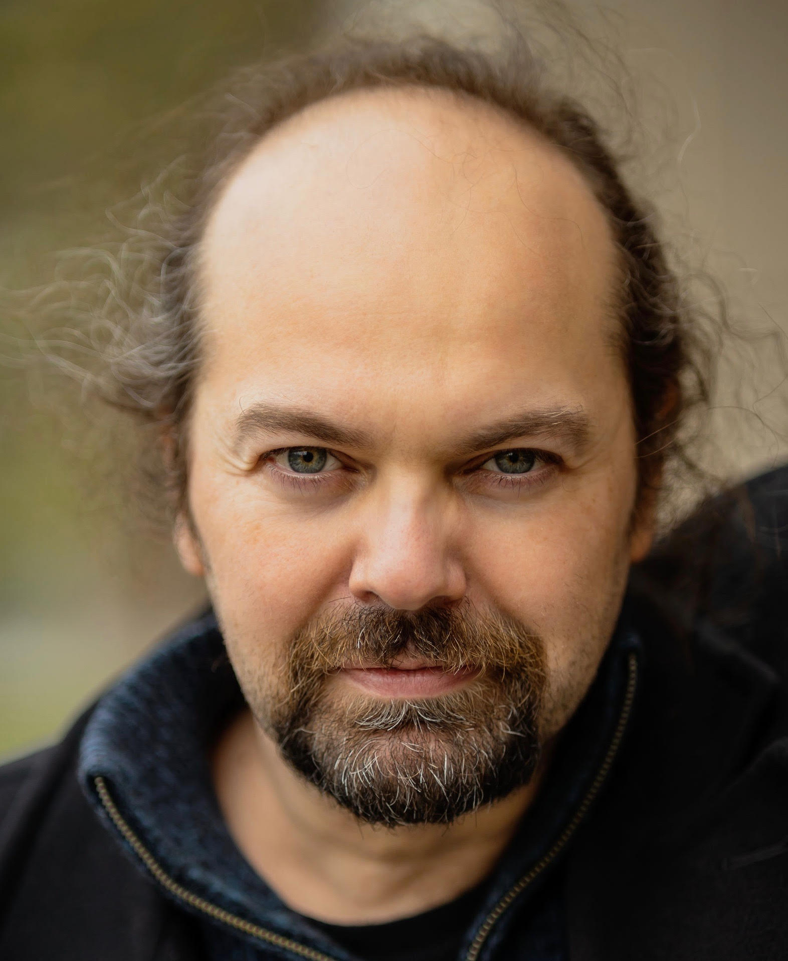 Outdoor portrait of Octavio Vázquez by Alan Tirré