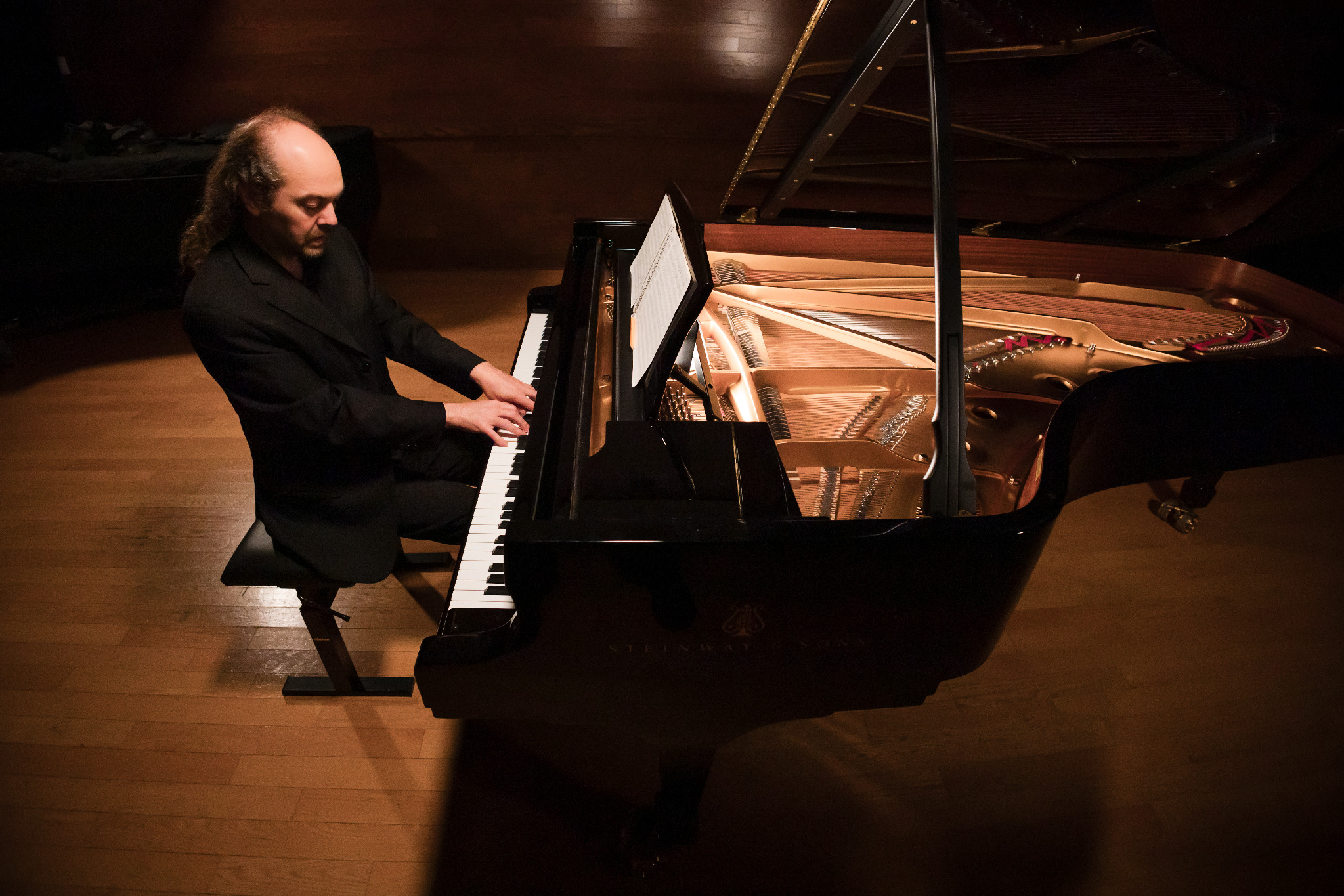 Octavio Vázquez seated at a grand piano