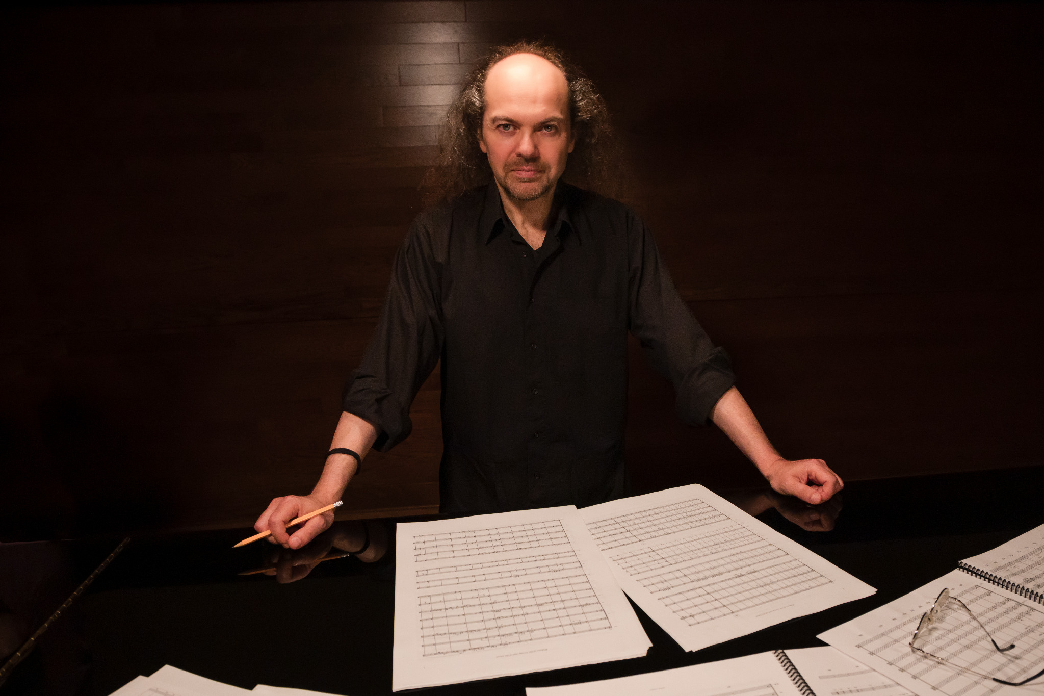 Octavio Vázquez with musical scores